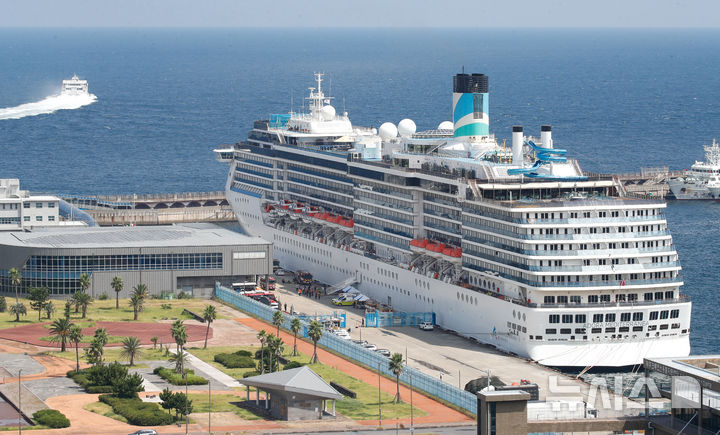 [제주=뉴시스] 다카이치 사나에 일본 총리가 ‘대만 유사시 일본 개입 가능성’을 시사한 이후 중국과 일본 간 외교적 긴장이 고조되는 가운데, 중국 정부가 자국 크루즈선의 일본 내 하선까지 제지하고 나섰다. 사진은 지난해 8월 제주항에 입항해 있는 아도라 메디테라니아호의 모습. 2025.11.20 