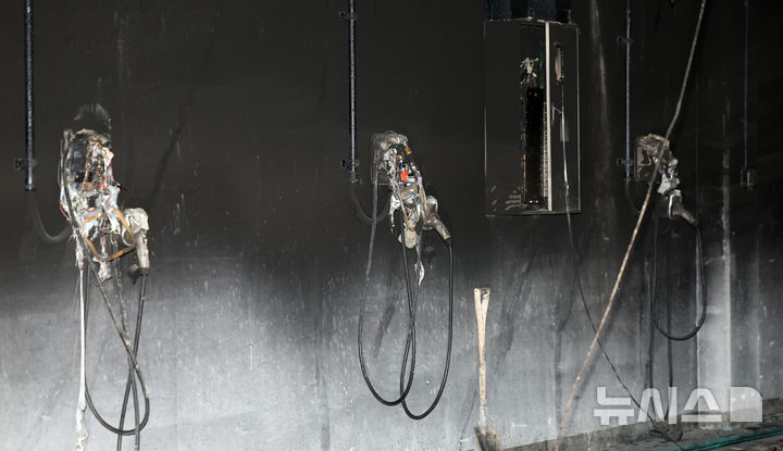 [인천=뉴시스] 전진환 기자 = 14일 오전 전기차 차량 화재가 발생했던 인천 서구 청라국제도시의 한 아파트 지하주차장 전기차충전기가 녹아내려 흉물스런 모습을 보이고 있다.지난 1일 이 아파트 지하주차장에 주차돼 있던 전기차에서 폭발이 일어나 주민들이 대피하고 차량 140여대가 불에 타는 재산피해가 발생했다.   2024.08.14. amin2@newsis.com