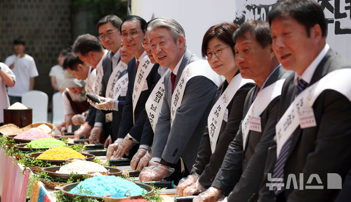 [서울=뉴시스] 김선웅 기자 = 강호동(가운데) 농협중앙회장이 14일 서울 중구 한국의집에서 열린 제10회 쌀의 날(8월 18일) 기념식에서 전국 팔도를 상징하는 여덟가지 색상의 쌀로 김밥을 만들고 있다. 2024.08.14. mangusta@newsis.com