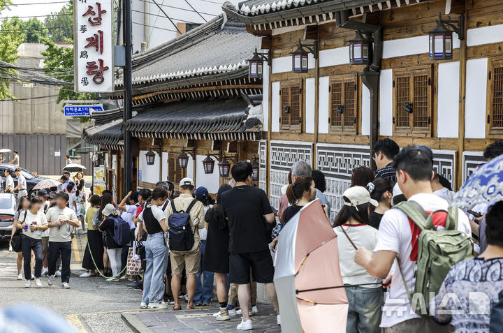 [서울=뉴시스] 정병혁 기자 = 말복인 14일 서울 종로구의 한 삼계탕 전문점을 찾은 시민들이 식당에 들어가기 위해 줄 서 있다. 2024.08.14. jhope@newsis.com