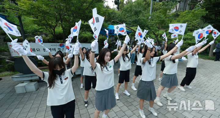 [서울=뉴시스] 고범준 기자 = 14일 서울 성북구 만해공원에서 열린 제79주년 광복절 기념 성북구청장-성북구 만해 동상 청소 및 플래시몹에서 성신여중 댄스동아리 팀이 광복절 축하 플래시 몹을 하고 있다. 2024.08.14. bjko@newsis.com