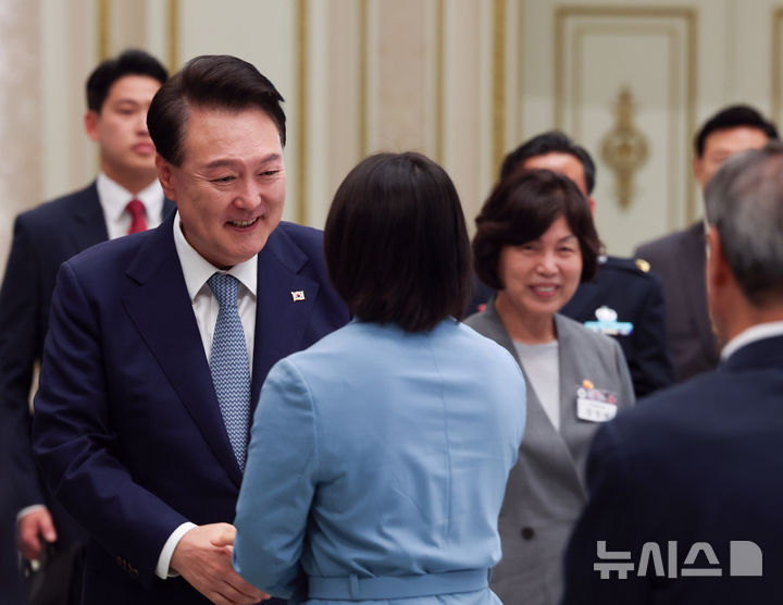 [서울=뉴시스] 최진석 기자 = 윤석열 대통령이 14일 청와대 영빈관에서 열린 독립유공자 후손 초청 오찬에 입장하며 독립운동가 허석 의사의 후손인 2024 파리올림픽 유도 개인전 은메달, 혼성 단체전 동메달리스트 허미미와 악수하고 있다. (대통령실통신사진기자단) 2024.08.14. myjs@newsis.com