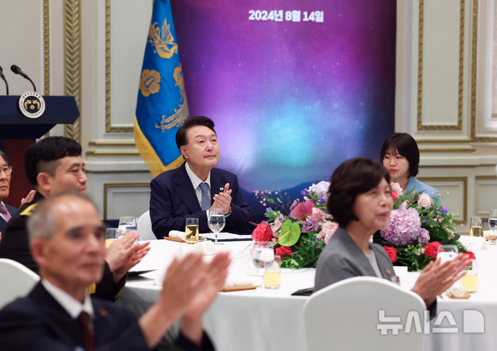 [서울=뉴시스] 최진석 기자 = 윤석열 대통령이 14일 청와대 영빈관에서 열린 독립유공자 후손 초청 오찬에서 기념영상 시청 후 박수치고 있다. (대통령실통신사진기자단) 2024.08.14. myjs@newsis.com