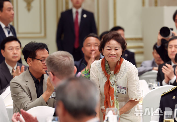 [서울=뉴시스] 최진석 기자 = 일제에 항거한 대표적 저항시인인 이육사 시인의 외동딸 이옥비 씨가 14일 청와대 영빈관에서 열린 독립유공자 후손 초청 오찬에서 윤석열 대통령의 소개발언에 일어나 인사하고 있다. (대통령실통신사진기자단) 2024.08.14. myjs@newsis.com