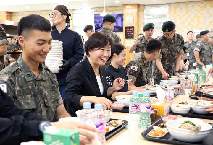 [서울=뉴시스] 송미령 농림축산식품부 장관이 14일 강원 원주 육군 제36보병사단을 방문해 군 장병들과 급식을 먹으며 의견 청취를 하고 있다. (사진=농림축산식품부 제공) 2024.08.14. photo@newsis.com *재판매 및 DB 금지