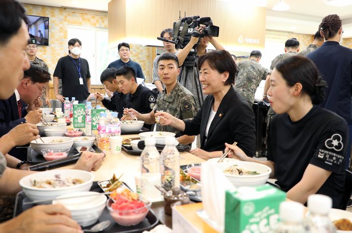 [서울=뉴시스] 송미령 농림축산식품부 장관이 14일 강원 원주 육군 제36보병사단을 방문해 군 장병들과 급식을 먹으며 의견 청취를 하고 있다. (사진=농림축산식품부 제공) 2024.08.14. photo@newsis.com *재판매 및 DB 금지