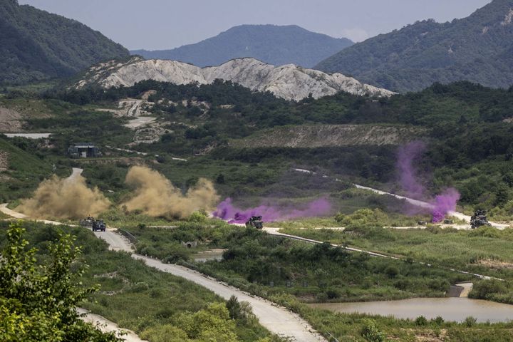 [서울=뉴시스] 육군 제1기갑여단 진격대대와 미1기갑사단 썬더볼트 대대는 지난 9일부터 14일까지 경기도 포천에 위치한 승진훈련장에서 '24 UFS/TIGER 일환으로 ‘한미연합 소부대 실사격 기동훈련’을 실시했다.훈련에 참가한 K200A1장갑차와 브래들리 장갑차가 연막차장 하 목표 고지를 향해 기동하고 있다. (사진=육군 제공) 2024.08.14. photo@newsis.com *재판매 및 DB 금지