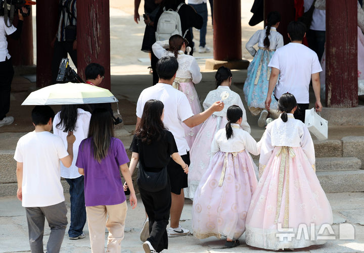 [서울=뉴시스] 김선웅 기자 = 한-베트남 다문화가족 청소년 초청캠프에 참가한 베트남 귀환 결혼이민자 자녀들이 지난해 8월 14일 서울 종로구 경복궁에서 한국 전통문화를 체험하고 있다. 2024.08.14. mangusta@newsis.com