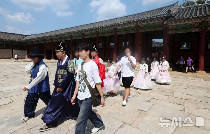 [서울=뉴시스] 김선웅 기자 = 한-베트남 다문화가족 청소년 초청캠프에 참가한 베트남 귀환 결혼이민자 자녀들이 지난해 8월 14일 서울 종로구 경복궁에서 한국 전통문화를 체험하고 있다. 2024.08.14. mangusta@newsis.com