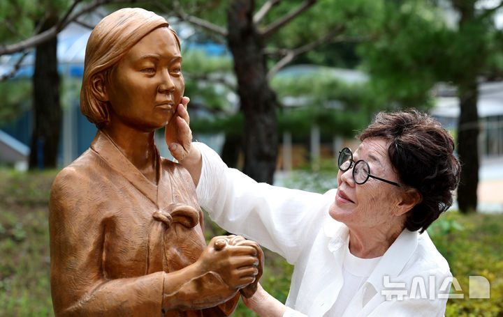 [대구=뉴시스] 이무열 기자 = 일본군 위안부 피해자인 이용수 할머니가 14일 대구 남구 대구여자상업고등학교를 찾아 평화의 소녀상을 쓰다듬고 있다. 2024.08.14. lmy@newsis.com