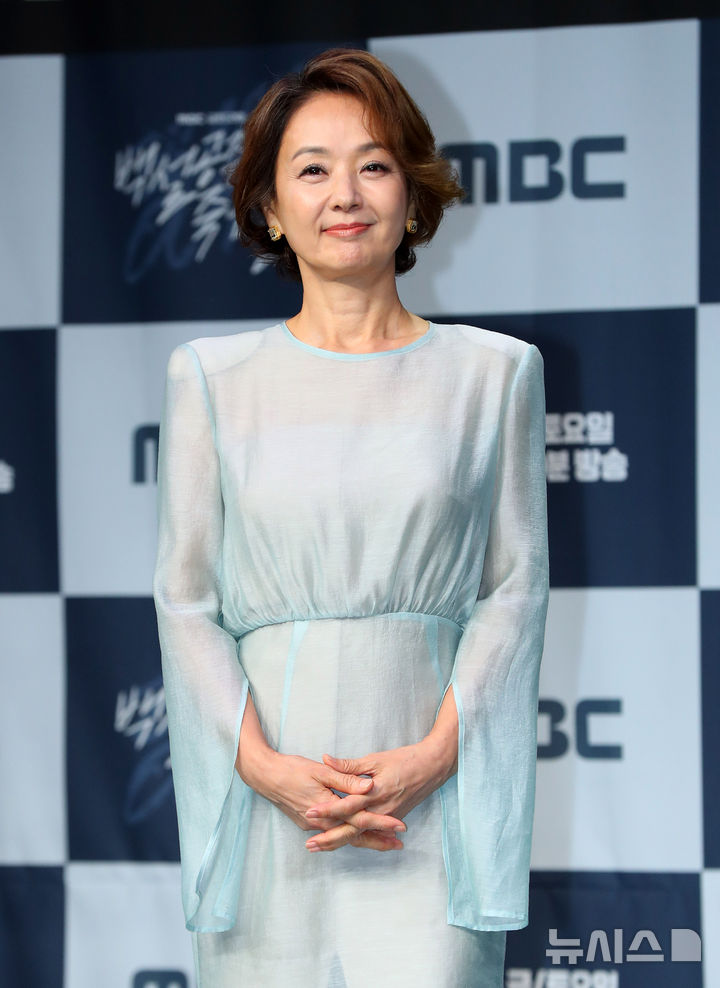 [서울=뉴시스] 김혜진 기자 = 배우 배종옥이 14일 오후 서울 마포구 상암동 MBC 사옥에서 진행된 MBC 새 금토드라마 '백설공주에게 죽음을-Black Out' 제작발표회에서 포즈를 취하고 있다. 2024.08.14. jini@newsis.com