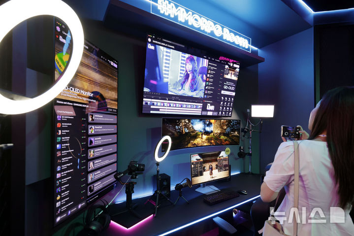 [서울=뉴시스] 최동준 기자 = 14일 서울 강남구 코엑스에서 열린 2024 한국디스플레이산업 전시회를 찾은 시민들이 삼성 디스플레이의 게임 관련 전시품을 살펴보고 있다. 2024.08.14. photocdj@newsis.com