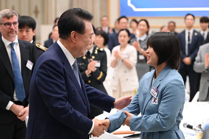 [서울=뉴시스]  최진석 기자 = 윤석열 대통령이 지난 14일 청와대 영빈관에서 열린 독립유공자 후손 초청 오찬에 입장하며 독립운동가 허석 의사의 후손인 2024 파리올림픽 유도 개인전 은메달, 혼성 단체전 동메달리스트 허미미와 악수하고 있다. (사진=대통령실 제공) 2024.08.14. photo@newsis.com *재판매 및 DB 금지