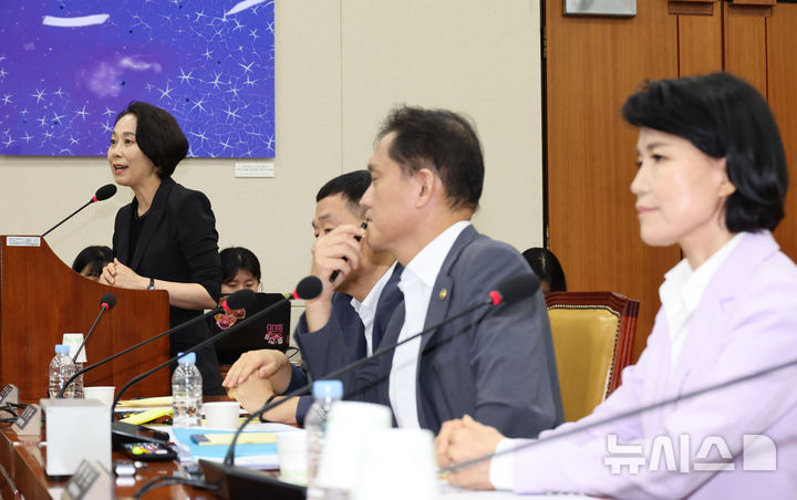 [서울=뉴시스] 권창회 기자 = 박선아 방송문화진흥회 이사가 14일 오후 서울 여의도 국회에서 열린 과학기술정보방송통신위원회 전체회의 불법적 방문진 이사 선임 등 방송장악 관련 2차 청문회에서 의원들의 질의에 답하고 있다. 2024.08.14. kch0523@newsis.com