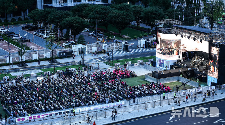 [서울=뉴시스] 김근수 기자 = 14일 서울 종로구 광화문광장 육조마당에서 열린 광복절 전야음악회 '8.15 서울 마이 소울'에서 타악그룹 타고의 공연이 펼쳐지고 있다. 2024.08.14. ks@newsis.com