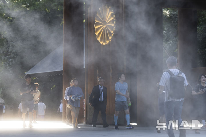 [도쿄=AP/뉴시스] 제2차 세계대전 패전 79주년을 맞은 지난 8월15일 일본 도쿄에서 시민들이 태평양전쟁 A급 전범이 합사된 야스쿠니신사에 참배하기 위해 본당으로 향하고 있다. 2024.10.17.