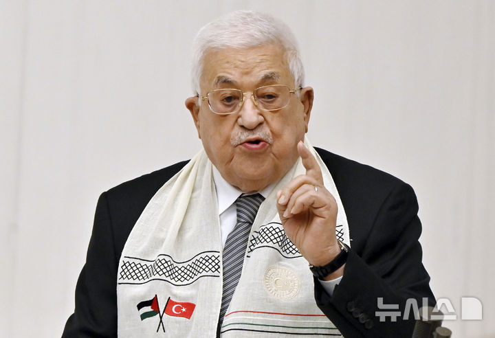 [앙카라=AP/뉴시스] 마무드 아바스 팔레스타인자치정부(PA) 수반이 지난해 8월 15일(현지 시간) 앙카라에 있는 튀르키예 의회에서 의원들에게 이스라엘과 하마스의 가자지구 전쟁과 관련해 연설하고 있다. 자료사진. 2025.12.29.