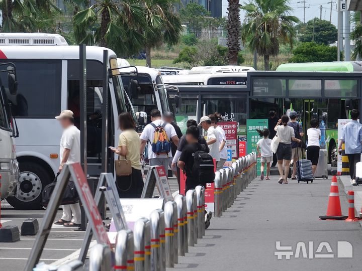 [제주=뉴시스] 오영재 기자 = 제주국제공항에 도착한 관광객들이 렌터카 하우스로 향하고 있다. (사진=뉴시스DB) oyj4343@newsis.com&nbsp; 