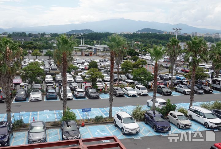 [제주=뉴시스] 오영재 기자 =제주국제공항 주차장이 만차를 이루고 있다. 2024.08.15. oyj4343@newsis.com 