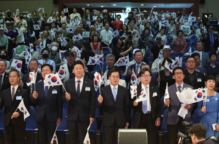 [수원=뉴시스] 15일 경기도경제과학진흥원에서 열린 제79주년 광복절 경축행사에서 김동연 경기도지사, 김호동 광복회경기도지부장, 김진경 경기도의회 의장, 김연목 김홍열 선생일가 장손, 애국지사와 유가족 등이 광복절 노래 제창을 하고 있다.(사진=경기도 제공) *재판매 및 DB 금지