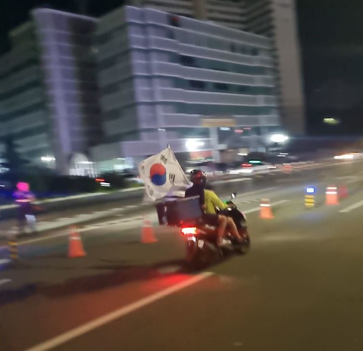 [천안=뉴시스] 광복절인 15일 오전 충남 천안서북경찰서가 일봉산 사거리 일대 폭주족을 단속하고 있다. (사진=충남경찰청 제공) 2024.8.15. photo@newsis.com *재판매 및 DB 금지