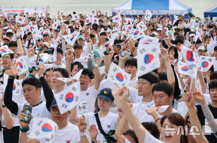 [서울=뉴시스] 권창회 기자 = 광복절인 15일 오전 서울 여의도 한강공원에서 열린 '2024 모두의 해방, 광복RUN 마라톤'에서 참가자들이 출발에 앞서 만세삼창을 하고 있다. 2024.08.15. kch0523@newsis.com