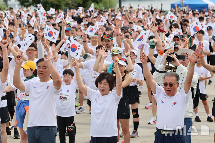 [서울=뉴시스] 권창회 기자 = 광복절인 15일 오전 서울 여의도 한강공원에서 열린 '2024 모두의 해방, 광복RUN 마라톤'에서 강정애 국가보훈부 장관을 비롯한 참가자들이 출발에 앞서 만세삼창을 하고 있다. 2024.08.15. kch0523@newsis.com