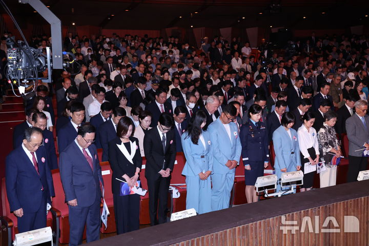 [서울=뉴시스] 조수정 기자 = 추경호(앞줄 왼쪽부터) 국민의힘 원내대표, 주호영 국회부의장, 허은아 개혁신당 대표, 한동훈 국민의힘 대표를 비롯한 참석자들이 15일 서울 종로구 세종문화회관에서 열린 제79주년 광복절 경축식에서 묵념을 하고 있다. 2024.08.15. chocrystal@newsis.com