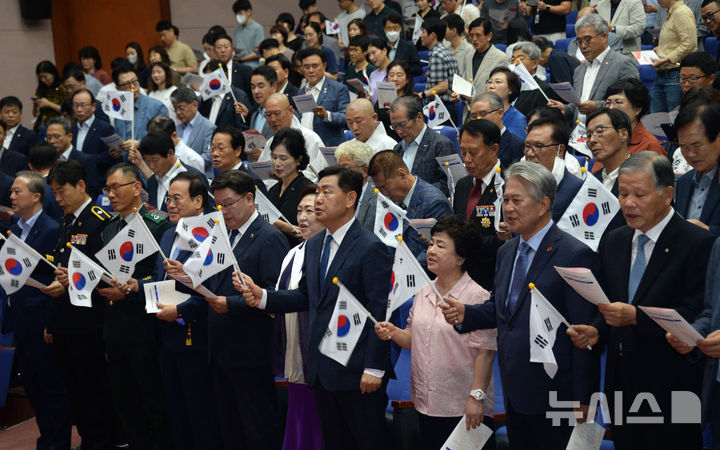 [전주=뉴시스] 김얼 기자 = 김관영 전북특별자치도지사를 비롯한 관계자들이 15일 전북 전주시 전북특별자치도청 공연장에서 열린 '제79회 광복절 기념식'에 참석해 광복절 노래를 제창하고 있다. 2024.08.15. pmkeul@newsis.com