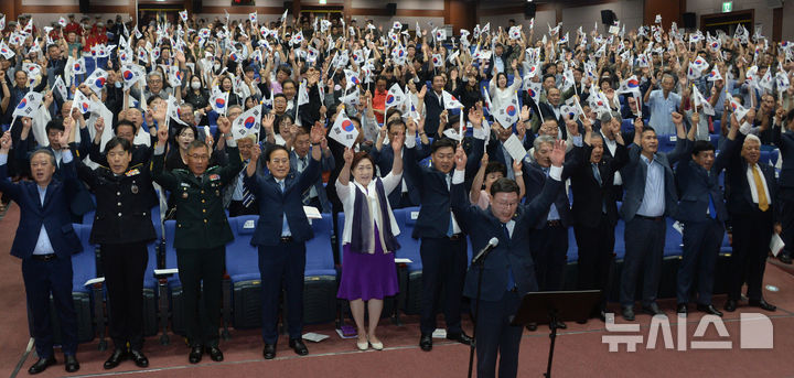 [전주=뉴시스] 김얼 기자 = 김관영 전북특별자치도지사를 비롯한 관계자들이 15일 전북 전주시 전북특별자치도청 공연장에서 열린 '제79회 광복절 기념식'에 참석해 만세 삼창을 외치고 있다. 2024.08.15. pmkeul@newsis.com