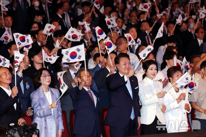 [서울=뉴시스] 조수정 기자 = 윤석열 대통령과 부인 김건희 여사, 이동일 순국선열유족회장 등 참석자들이 15일 서울 종로구 세종문화회관에서 열린 제79주년 광복절 경축식에서 태극기를 흔들며 만세삼창을 하고 있다. 2024.08.15. chocrystal@newsis.com