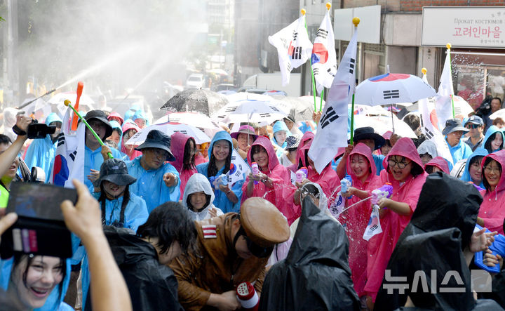 [광주=뉴시스] 변재훈 기자 = 79주년 광복절인 15일 오전 광주 광산구 월곡동 고려인마을 일대에서 홍범도 장군이 승전으로 이끌었던 항일 무장독립투쟁 봉오동 전투를 재현하는 행사가 펼쳐지고 있다. 2024.08.15. wisdom21@newsis.com
