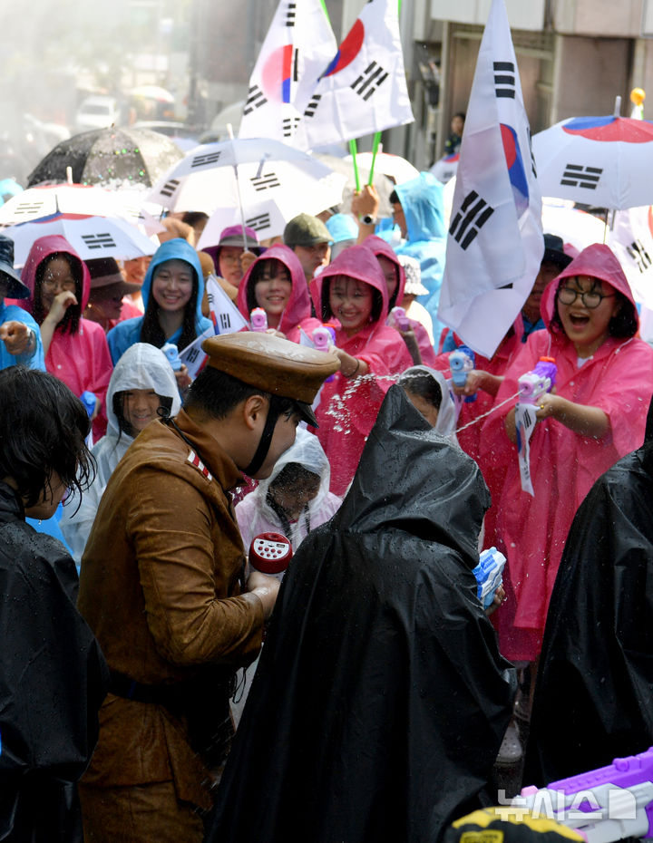 [광주=뉴시스] 변재훈 기자 = 79주년 광복절인 15일 오전 광주 광산구 월곡동 고려인마을 일대에서 홍범도 장군이 승전으로 이끌었던 항일 무장독립투쟁 봉오동 전투를 재현하는 행사가 펼쳐지고 있다. 2024.08.15. wisdom21@newsis.com