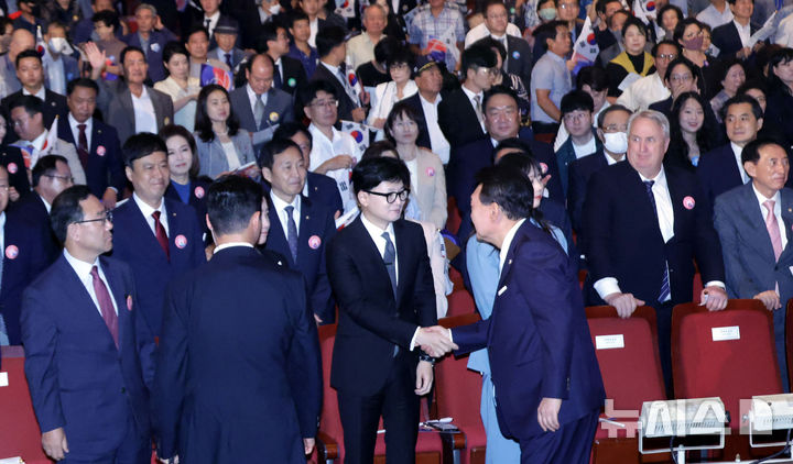 [서울=뉴시스] 조수정 기자 = 윤석열 대통령이 15일 서울 종로구 세종문화회관에서 열린 제79주년 광복절 경축식을 마친 뒤 한동훈 국민의힘 대표와 악수하고 있다. 2024.08.15. chocrystal@newsis.com