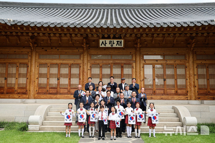 [서울=뉴시스] 권창회 기자 = 우원식 국회의장이 15일 오후 서울 여의도 국회 사랑재에서 열린 독립운동가 후손 초청 오찬에 앞서 기념촬영을 하고 있다. 2024.08.15. kch0523@newsis.com