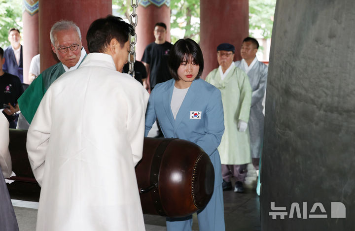 [서울=뉴시스] 김선웅 기자 = 광복절인 15일 서울 종로구 보신각에서 열린 제79주년 광복절 기념 타종식에서 오세훈 서울시장, 독립운동가 허석 의사 후손인 유도 국가대표 허미미 선수 등 참석자들이 타종을 하고 있다. (공동취재) 2024.08.15. photo@newsis.com