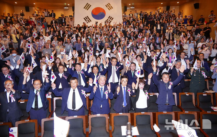 [광주=뉴시스] 15일 오전 광주 동구 국립아시아문화전당 예술극장에서 열린 제79주년 광복절 경축식에서 참석자들이 만세 삼창을 하고 있다. (사진=광주시 제공) 2024.08.15. photo@newsis.com