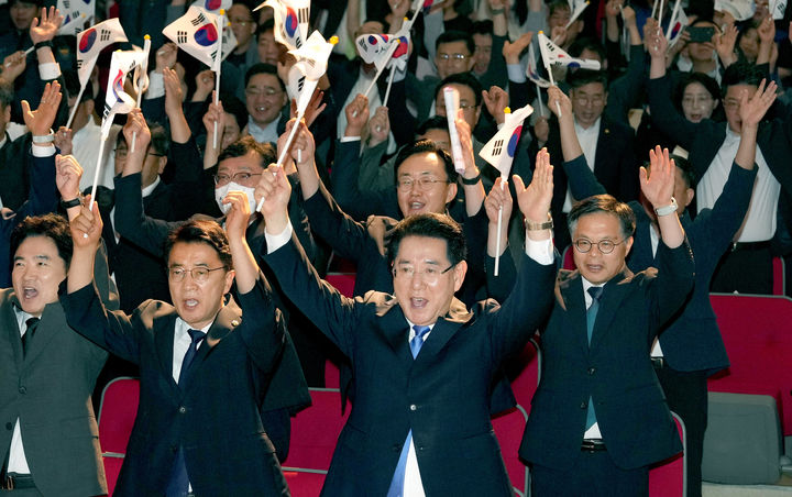 [무안=뉴시스] 15일 오전 전남 무안군 삼향읍 전남도청 김대중강당에서 열린 전남도 주관 제79주년 광복절 경축식에서 참석자들이 만세삼창을 하고 있다. (사진=전남도 제공) 2024.08.15. photo@newsis.com *재판매 및 DB 금지