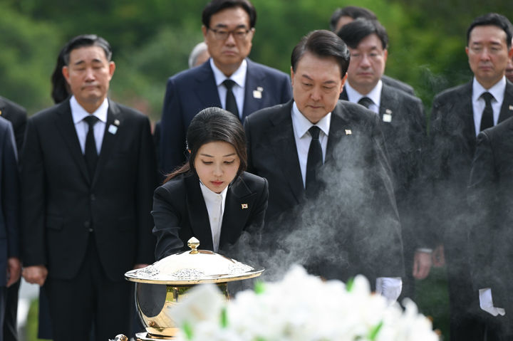 [서울=뉴시스] 조수정 기자 = 윤석열 대통령과 부인 김건희 여사가 15일 국립서울현충원에서 엄수된 고(故) 육영수 여사 서거 50주기 추도식에 앞서 묘소를 찾아 분향하고 있다. (사진=대통령실 제공) 2024.08.15. photo@newsis.com *재판매 및 DB 금지