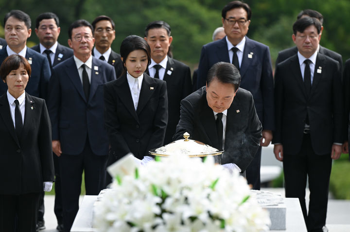 [서울=뉴시스] 조수정 기자 = 윤석열 대통령이 15일 국립서울현충원에서 엄수된 고(故) 육영수 여사 서거 50주기 추도식에 앞서 묘소를 찾아 분향하고 있다. 윤 대통령 왼쪽은 김건희 여사. (사진=대통령실 제공) 2024.08.15. photo@newsis.com *재판매 및 DB 금지