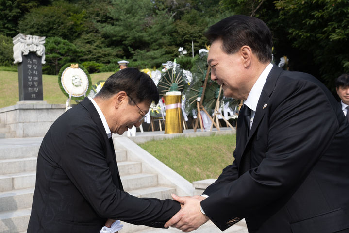 [서울=뉴시스] 조수정 기자 = 윤석열 대통령과 부인 김건희 여사가 15일 국립서울현충원에서 엄수된 고(故) 육영수 여사 서거 50주기 추도식에 참석하기 앞서 유족 박지만 이지그룹 회장과 악수하고 있다. (사진=대통령실 제공) 2024.08.15. photo@newsis.com *재판매 및 DB 금지