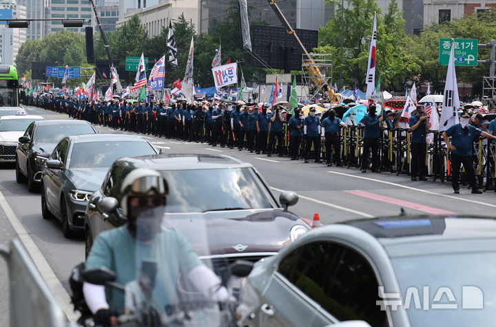 [서울=뉴시스] 배훈식 기자 = 제79주년 광복절인 15일 오후 서울 종로구 세종대로 절반을 통제하고 자유통일당 '광복절 범국민 총궐기 대회'가 열리고 있다. 2024.08.15. dahora83@newsis.com