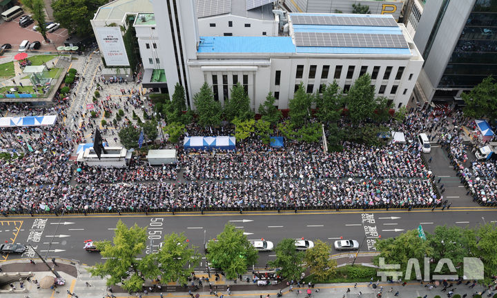 [서울=뉴시스] 배훈식 기자 = 제79주년 광복절인 15일 오후 서울 종로구 세종대로 절반을 통제하고 자유통일당 '광복절 범국민 총궐기 대회'가 열리고 있다. 2024.08.15. dahora83@newsis.com