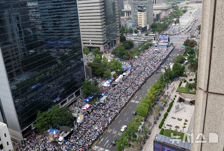 [서울=뉴시스] 배훈식 기자 = 제79주년 광복절인 15일 오후 서울 종로구 세종대로 절반을 통제하고 자유통일당 '광복절 범국민 총궐기 대회'가 열리고 있다. 2024.08.15. dahora83@newsis.com