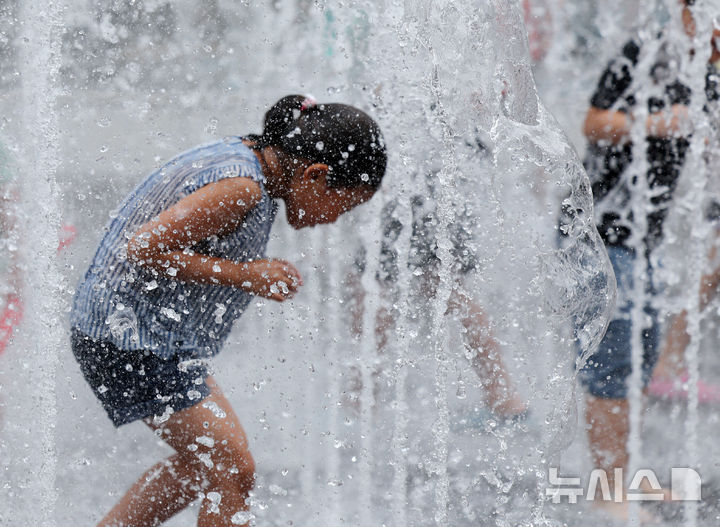 충북 낮 최고 31도 '무더위'…오후 곳곳 소나기 