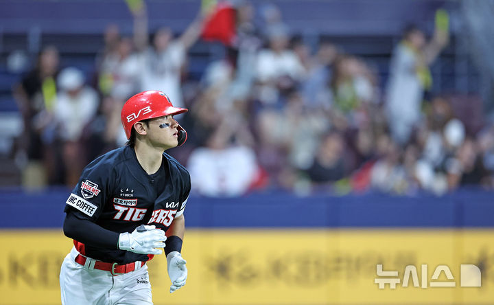 [서울=뉴시스] 김금보 기자 = 15일 오후 서울 구로구 고척스카이돔에서 열린 프로야구 2024 KBO리그 KIA 타이거즈와 키움 히어로즈의 경기, KIA 김도영이 5회초 1사 1루 2점 홈런을 치고 베이스를 돌고 있다. 2024.08.15. kgb@newsis.com