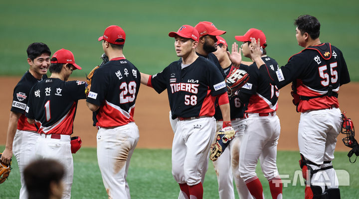 [서울=뉴시스] 김금보 기자 = 15일 오후 서울 구로구 고척스카이돔에서 열린 프로야구 2024 KBO리그 KIA 타이거즈와 키움 히어로즈의 경기, 12-1로 승리를 거둔 KIA 타이거즈 선수들이 자축하고 있다. 2024.08.15. kgb@newsis.com