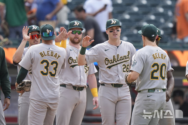 [뉴욕=AP/뉴시스] 메이저리그(MLB) 오클랜드 애슬레틱스 선수단이 16일(한국시각) 미국 뉴욕 시티필드에서 열린 뉴욕 메츠와의 경기를 마친 뒤 하이파이브를 나누고 있다. 2024.08.16