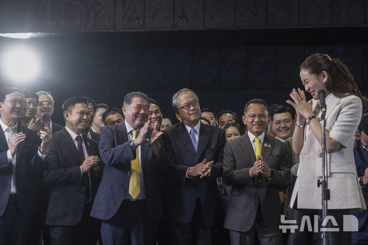 [방콕=AP/뉴시스] 패통탄 친나왓(오른쪽) 태국 프이타이당 대표가 16일(현지시각) 의회에서 총리로 선출된 후 방콕 당사에서 기자회견하면서 당원들의 축하를 받고 있다. 태국 의회는 탁신 친나왓 전 총리의 막내딸인 패통탄을 제31대 태국 총리로 선출했다. 2024.08.16