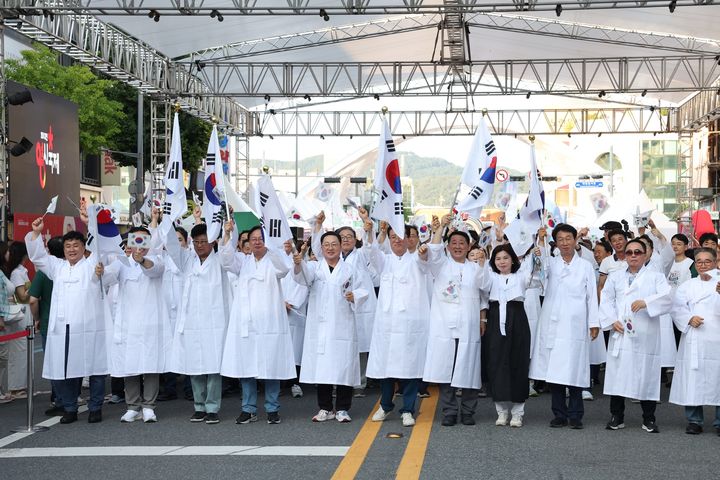 [대전=뉴시스]광복절 퍼레이드가 15일 0시 축제장에서 일반시민 1000여명이 참여한 가운데 진행됐다. 2024. 08. 15 *재판매 및 DB 금지